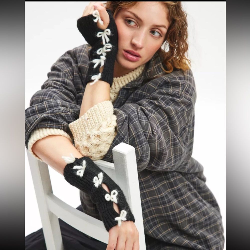 New Urban Outfitters Bow Deco Handwarmer Fingerless Glove One Size